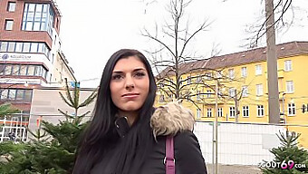 Recruta De Trupe Germane Kristall, Adolescentă De 20 De Ani, Luată Și Futută Într-Un Casting Stradal Real