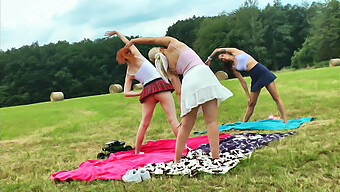 Ragazze Fitness Mostrano I Loro Culi Stretti Durante Lo Yoga All'Aperto E La Ginnastica In Uniforme Scolastica. Non Perdere Questo Spettacolo Piccante!