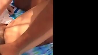 Un Couple Amateur S'Engage Dans Des Relations Sexuelles Publiques Et Publiques Sur La Plage De Maspalomas.