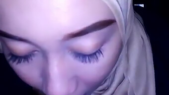 穿着hijab的印度尼西亚美女faradina的第一次性接触