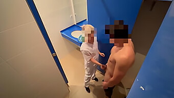 O Fată De La Sală Se Împiedică De Mine Masturbându-Se Și Mă Ajută Să Ajung La Punctul Culminant Cu O Muie