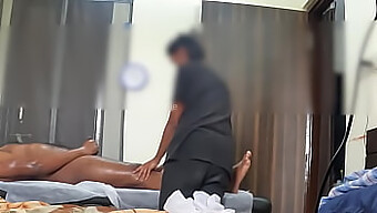 Overrasket Af Et Hemmeligt Kamera Under En Intim Massagesession