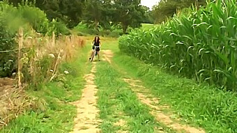 Un Abuelo Francés Se Une A Un Trío En La Naturaleza