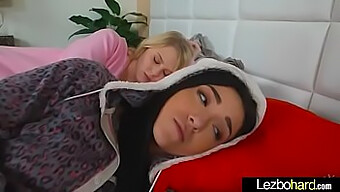 Las Jóvenes Lesbianas Lily Rader Y Kiley Jay En Un Encuentro Caliente