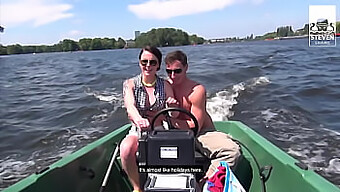 Un Trio Sous Le Soleil Sur Un Bateau Qui Coule - Scène Complète