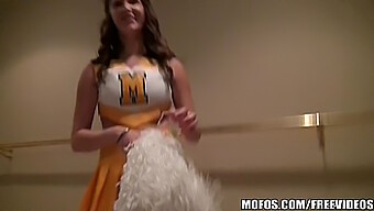 Holly, La Pom-Pom Girl Aux Gros Seins, Montre Sa Beauté Naturelle Et Se Frotte La Chatte Dans Une Vidéo Chaude